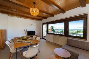 Un comedor con una mesa y un sofá. en Apartments Villa Verica - Mit Meerblick & Pool auf der Insel Rab, en Banjol