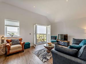 Posezení v ubytování 3 Bed in Westward Ho 78075