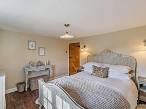 a bedroom with a bed and a fireplace at 1 Bed in Chipping Campden 93393 in Chipping Campden