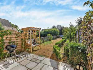 a garden with a grill and a wooden fence at 1 Bed in Chipping Campden 93393 in Chipping Campden