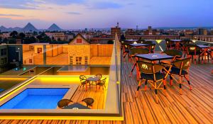 Πισίνα στο ή κοντά στο SOFiA PYRAMiDS & SPHiNX HOTEL free pool access