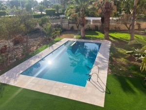 an overhead view of a swimming pool in a yard at Alojamiento Los Sauces in Aguadulce