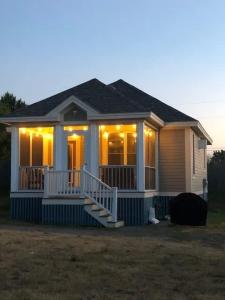 ein kleines Haus mit Lichtern an der Vorderseite in der Unterkunft The Sweetgrass - 57 Butternut in Cherry Valley