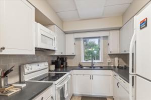 Η κουζίνα ή μικρή κουζίνα στο Lodge Condo 26