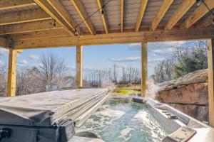 Un jacuzzi en un mirador con jacuzzi. en Hill House, en Waterbury