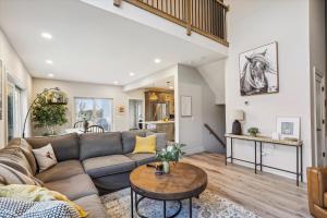 una sala de estar con un sofá y una mesa en Hill House, en Waterbury 23 fotos más