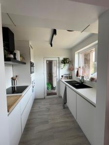 Kuchyň nebo kuchyňský kout v ubytování Apartment in green Ghent
