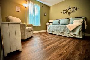 Un lugar para sentarse en Quiet Escape family with Private Pool