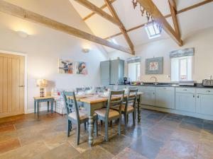 Una cocina con una mesa y sillas en una habitación. en 4 Bed in Bamburgh 83373, en Belford