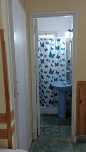 Et badeværelse på Departamento PB 1 ambiente 3 personas a metros del mar