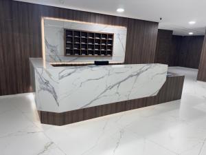 een marmeren toonbank in een kamer met een wijnrek bij Hôtel la marina in Al Hoceïma