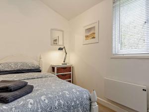 Postel nebo postele na pokoji v ubytování 2 Bed in Bovey Tracey WOODC