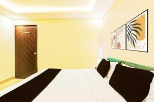 a bedroom with a bed and a door in it at Townhouse Oak Kaal Bhairav Temple in Varanasi