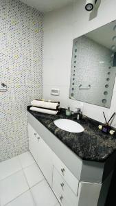 a bathroom with a sink and a mirror at Movie Escape in La Paz