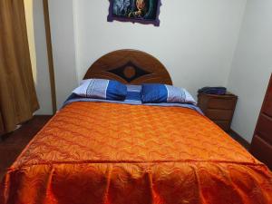 A bed or beds in a room at Hospedaje Qoricha'skas