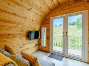 sala de estar con ventana grande y TV en 1 Bed in Coniston 88961, en Coniston