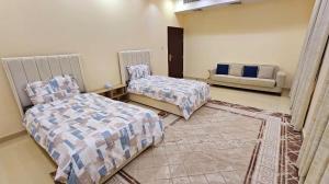 Ένα ή περισσότερα κρεβάτια σε δωμάτιο στο Elegant 5-bedroom Apartment near Al-Khan Beach