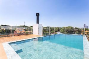 a swimming pool on the roof of a house at Departamento a estrenar en Mburucuya in Asuncion