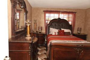 a bedroom with a bed and a dresser and a mirror at Simplicity1 in North Miami Beach