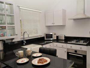 Η κουζίνα ή μικρή κουζίνα στο 1 Bed in Bude 45084 +10 φωτογραφίες