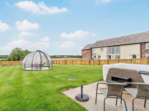 Κήπος έξω από το 2 Bed in Wintersett 93235