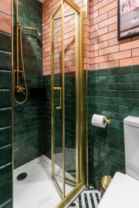 een douche met een glazen deur in een badkamer bij Centre Meadowside Residence in Edinburgh +22 foto's