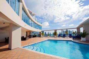 una piscina en medio de un edificio en YC 2307 l Av Balboa 2 BDR bay view, en Panamá