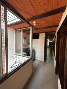 een hal van een huis met een groot raam bij Nat!va 301 in Cali