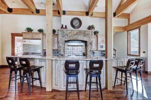 Una cocina con una gran isla con taburetes de bar. en Mountain Majesty Manor, en Breckenridge 30 fotos más