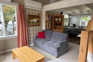 una sala de estar con un sofá y una mesa en A Hidden Secret, en Queenstown