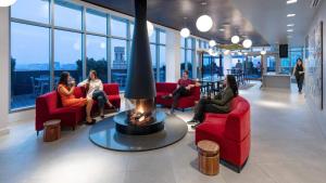 un grupo de personas sentadas en un vestíbulo con chimenea en South End Luxe Apartment, en Boston 77 fotos más