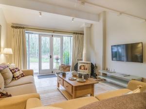 TV a/nebo společenská místnost v ubytování 3 Bed in Ross on Wye 94442