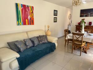 a living room with a couch and a dining room at Charmant T2 à 5 minutes de l'Aéroport d'Orly in Paray-Vieille-Poste