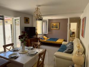 a living room with a table and a couch at Charmant T2 à 5 minutes de l'Aéroport d'Orly in Paray-Vieille-Poste