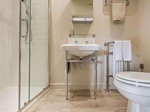 une salle de bain avec un lavabo, des toilettes et une douche dans l'établissement 3 Bed in Melton Mowbray 61788, à Melton Mowbray 14 autres photos