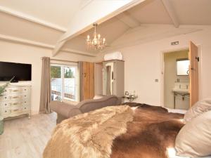 - un salon avec un grand lit et un lustre dans l'établissement 3 Bed in Melton Mowbray 61788, à Melton Mowbray