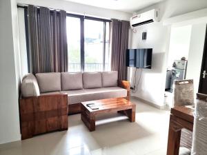 ein Wohnzimmer mit einer Couch und einem Couchtisch in der Unterkunft Biyanka's lovely apartment in Sri Jayewardenepura Kotte