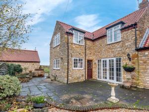 ワシンバラにある3 Bed in Lincoln 90396のレンガ造りの家の外の景色を望むパティオ付