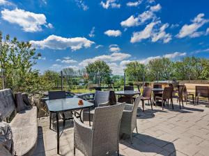un patio avec des tables et des chaises sur un patio dans l'établissement 2 Bed in Westward Ho 95625, à Westward Ho