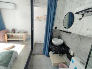 Baðherbergi á 上海印叙白设计师民宿