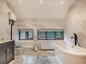 Ένα μπάνιο στο 5 Bed in Monmouth 94050 +86 φωτογραφίες