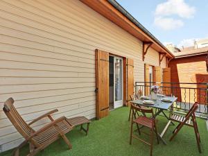 a patio with a table and chairs on a balcony at Charming Apartment -1BR 4P- Le Kremlin-Bicêtre in Le Kremlin-Bicêtre
