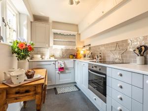 Η κουζίνα ή μικρή κουζίνα στο 2 Bed in Minchinhampton 77489