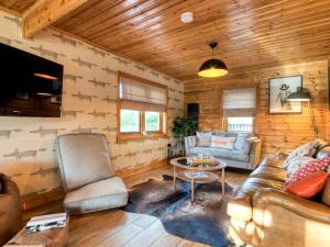un soggiorno con un divano e un tavolo di 3 Bed in Great Ayton 77735 a Great Ayton