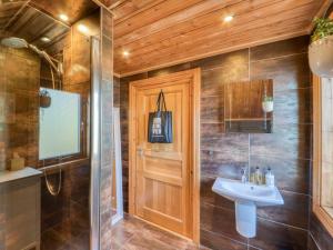 un bagno con lavandino e doccia di 3 Bed in Great Ayton 77735 a Great Ayton Altre 27 foto