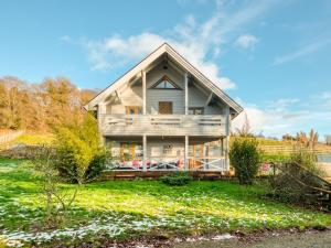 una casa con un portico avvolgente di 3 Bed in Great Ayton 77735 a Great Ayton