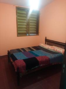 a bed sitting in a room with a window at Casa Alojamiento TELAR DE SUEÑOS in Belén