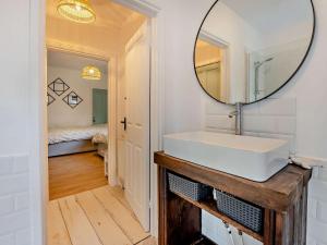 un baño con lavabo y espejo en 2 Bed in Ventnor 94193, en Ventnor 17 fotos más