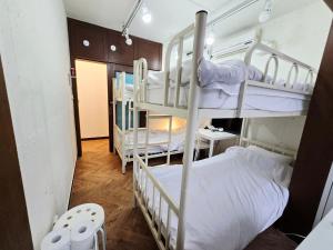 ソウルにあるGive Home Guesthouseの二段ベッドが2つある部屋