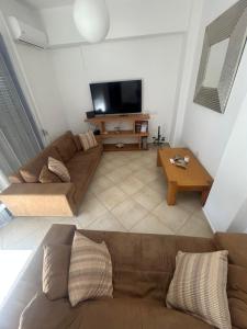Televízia a/alebo spoločenská miestnosť v ubytovaní Villa Poseidon Blue